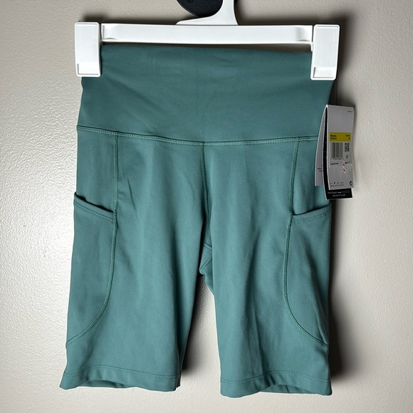 NWT Nike 8” High Rise Training Biker Shorts - Picture 1 of 6